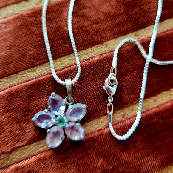 Vintage Flower Necklace - Picture 2 of 8
